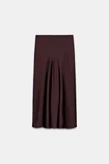 Falda midi de corte recto confeccionada en tejido satinado con acabado brillante, tiro alto y cintura elástica.