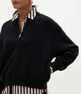 Campera de punto de corte regular y estilo oversized, confeccionada en una mezcla de viscosa, poliéster y poliamida. Presenta cierre frontal completo, mangas largas con puños acanalados y acabado acanalado en el ruedo.