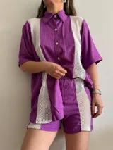 Short lila con paneles de red blanca en los laterales.