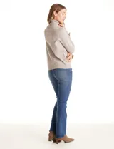 Polera de tejido fino, color rosado, con cuello alto, manga larga y detalle de tajo en los puños.