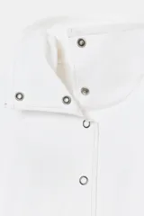 Chaqueta de cuello subido con cierre frontal de botones a presión. Presenta manga larga con hombro caído, bolsillos laterales de vivo y bajo ajustable con cordones.