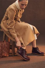 Bota acordonada de cuero vacuno con acabado charol color suela, con suela de goma tipo crepe y costuras reforzadas.