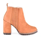 Bota corta de cuero color suela, con elásticos laterales, taco cuadrado y suela track.