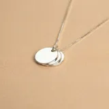 Collar de cadena fina con tres dijes circulares lisos y minimalistas, confeccionado en plata 925.