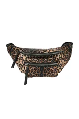 Riñonera con estampado animal print de leopardo, cuenta con un compartimento principal y un bolsillo frontal, ambos con cierre metálico y tiradores de cuero sintético.