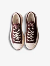 Championes Converse Run Star Crush Ox, modelo de corte bajo con capellada de textura efecto pelo en color bordó, suela plataforma chunky de goma en tono marfil y puntera de goma texturizada.