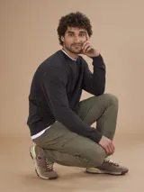 Pantalón negro de corte recto con bolsillos cargo laterales y cintura elástica.