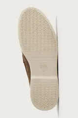 Mocasines casuales para hombre, fabricados en piel con acabado en serraje color marrón, de corte liso con detalle de bordón y suela blanca a contraste.