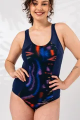 Malla enteriza azul marino con estampado abstracto en el centro, espalda deportiva y resistente al cloro.