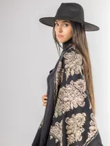 Pashmina color bordó con bordados florales en hilo dorado y bronce, terminada con flecos en los extremos.