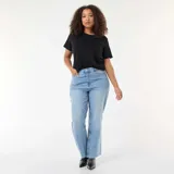 Jean de corte bootcut con cintura alta y cierre frontal con botón y cremallera. Presenta un diseño de cinco bolsillos y un acabado deshilachado en el bajo.