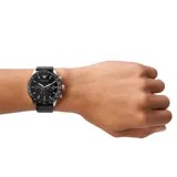 Reloj cronógrafo Emporio Armani modelo Mario con caja de acero inoxidable, esfera negra con índices plateados y correa de cuero negro.