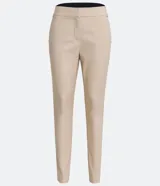 Pantalón de vestir rojo con corte cigarette, bolsillos delanteros y aberturas laterales en el ruedo.