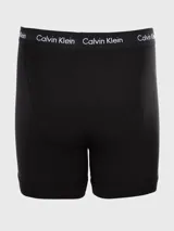 Pack de tres calzoncillos tipo boxer brief de algodón elástico, color negro, con cintura elástica distintiva de la marca Calvin Klein.