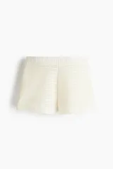 Short blanco de punto pointelle suave, ajustado y de tiro alto con elástico revestido en la cintura.