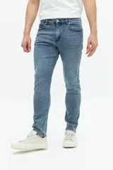 Pantalón de jean negro de corte recto y tiro medio, con bolsillos delanteros y traseros, y presillas para cinturón. Confeccionado en algodón y spandex.