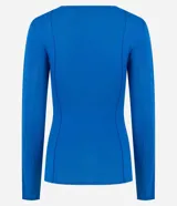 Suéter de punto color azul vibrante, con corte ajustado, cuello redondo y mangas largas. Presenta detalles de nervaduras verticales a lo largo de la prenda que estilizan la silueta.