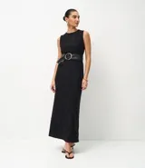 Vestido midi sin mangas, confeccionado en tejido jersey con textura floral flocada. Presenta cuello redondo y detalle de encaje en la espalda.