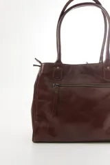 Bolso tote de cuero genuino color bordó con asas largas para hombro. Presenta una franja central con textura de cocodrilo y un adorno lateral de flecos.