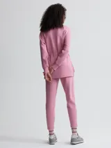 Buzo rosa de cuello alto con cordón ajustable en la cintura.