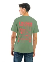 Remera de manga corta y cuello redondo, color gris oscuro o carbón, con un estampado circular blanco en el pecho que contiene texto y un logo.