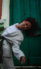 Blazer sastrero de lino con lurex, color beige, de corte recto y fit relajado, con hombreras y botones de nácar.