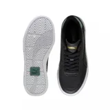 Championes Puma modelo Cali Court, color negro con suela de plataforma blanca. Presenta detalles en verde pastel en el talón y logo de la marca en dorado en el lateral y la lengüeta.