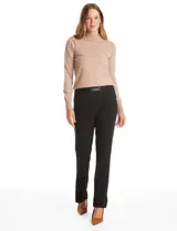 Pantalón de vestir marca Zac & Rachel confeccionado en crepe elastizado. Presenta un diseño de tiro alto con silueta de pierna recta, pretina con pasadores y un aplique decorativo de cadena dorada en la parte frontal. Incluye bolsillos laterales.
