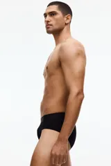 Pack de tres calzoncillos tipo slip de punto con stretch, cintura elástica y parte delantera forrada. Presentan costuras planas para mayor comodidad y tecnología Lycra Xtra Life para mantener la forma.