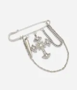 Broche de metal plateado con diseño de alfiler de gancho, decorado con doble cadena colgante, un dije en forma de cruz con incrustaciones de cristales y un dije cónico estilo spike.