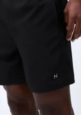 Bermuda deportiva de color azul marino, con bolsillos laterales y cintura elástica.