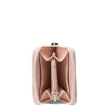 Monedero pequeño con cierre, estampado multicolor con diseño abstracto y logo de la marca en el frente.