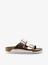 Sandalias Birkenstock modelo Arizona, color cobre metalizado, con doble tira ajustable con hebillas metálicas y plantilla anatómica de corcho y látex.