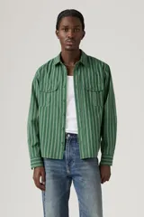 Camisa verde con rayas verticales blancas, de manga larga y corte recto.