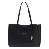 Cartera tipo shopper Guess modelo Isola, color negro con textura granulada. Presenta el logo de la marca en relieve en el frente, asas dobles para hombro y un charm colgante con llaves y placa metálica dorada.