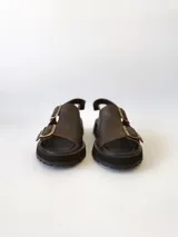 Sandalias de cuero color chocolate con plataforma track negra y hebillas metálicas plateadas.