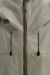 Cazadora deportiva de ajuste regular, confeccionada en tejido técnico de tres capas con membrana impermeable (resistencia al agua ≥15K) y costuras termoselladas. Presenta cuello subido con capucha ajustable, manga larga con puños ajustables con tira adherente, aberturas con cremallera termosellada en axilas para ventilación, bolsillos frontales con cremallera termofijada y bajo ajustable con elásticos laterales.