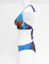 Conjunto de bikini de dos piezas con estampado multicolor, con corpiño de escote en V y banda inferior ancha para atar en cuello y espalda, y bombacha estilo vedetina.