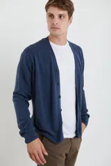 Cardigan de punto con escote en V, cierre frontal con botones y mangas largas. Presenta un diseño clásico con acabado suave al tacto.