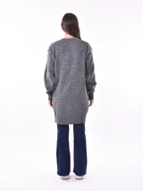 Saco largo color marrón topo, de tejido de punto grueso, con mangas largas y corte holgado.