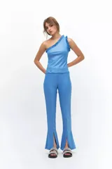 Top de un hombro color amarillo, con detalle de volados en el escote.