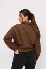 Chaqueta tipo bomber de efecto gamuza en color marrón, con cierre frontal de botones metálicos y cierre interno, bolsillos con solapa en el pecho y cintura elastizada.