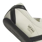 Championes Adidas modelo Tokyo, de diseño clásico y perfil bajo, confeccionados en cuero color blanco hueso con las icónicas tres tiras laterales y detalles en el talón en color negro. Presenta suela de goma negra y cordones al tono.
