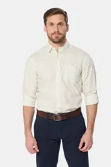 Camisa de hombre color celeste, de manga larga con presilla para enrollar, bolsillo en el pecho y confeccionada 100% en algodón.