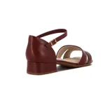 Sandalias Comfortflex de cuero sintético color marrón, con taco bajo cuadrado, tira ancha sobre los dedos, pulsera con hebilla al tobillo y plantilla acolchada.