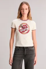 Remera de algodón color crudo, de corte slim, con cuello redondo y mangas cortas con ribete en color borgoña. Estampado frontal con el logo de los Rolling Stones y la leyenda "World Tour 1981".