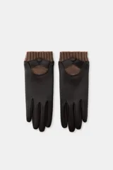 Guantes cortos combinados en efecto piel color negro, con puños de lana en color marrón y detalle de botón a presión.