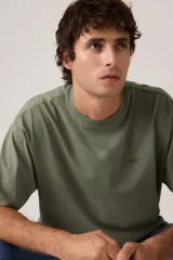 Remera de manga corta Levi's en color verde militar con efecto vintage, cuello redondo y pequeño logo bordado en el pecho.