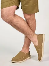 Mocasines color marrón claro de lona con suela blanca.