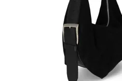 Cartera bandolera de gamuza color marrón topo, con correa ajustable de cuero marrón oscuro.